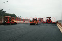 道路铺油